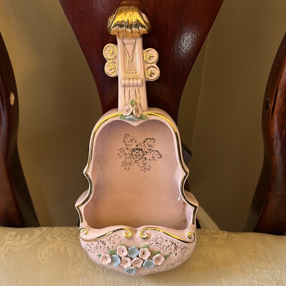 Vintage hand painted porcelain Artmark violin wall pocket w/musical notes, 1950s - Picture 5 of 15